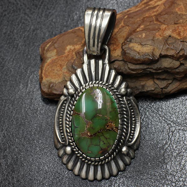 ナバホ族ハリービゲイのターコイズペンダントトップ | インディアン