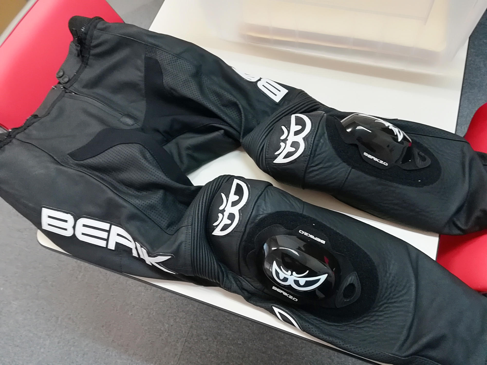 ベリック レザーパンツ+ニースライダー - PUSH!PUSH!PUSH!.net