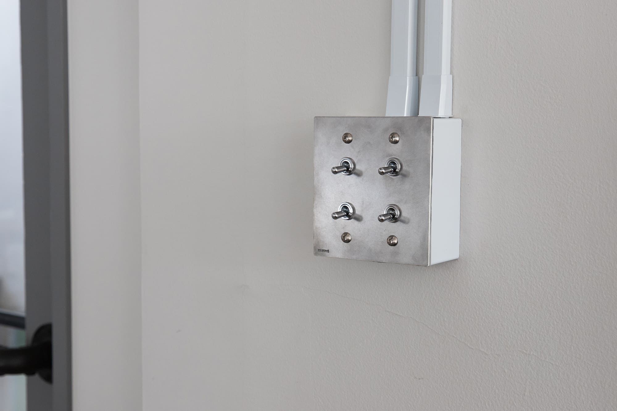 トグルスイッチ プレート01-2横 | LT-PS002-05-G141 | スイッチ | 照明