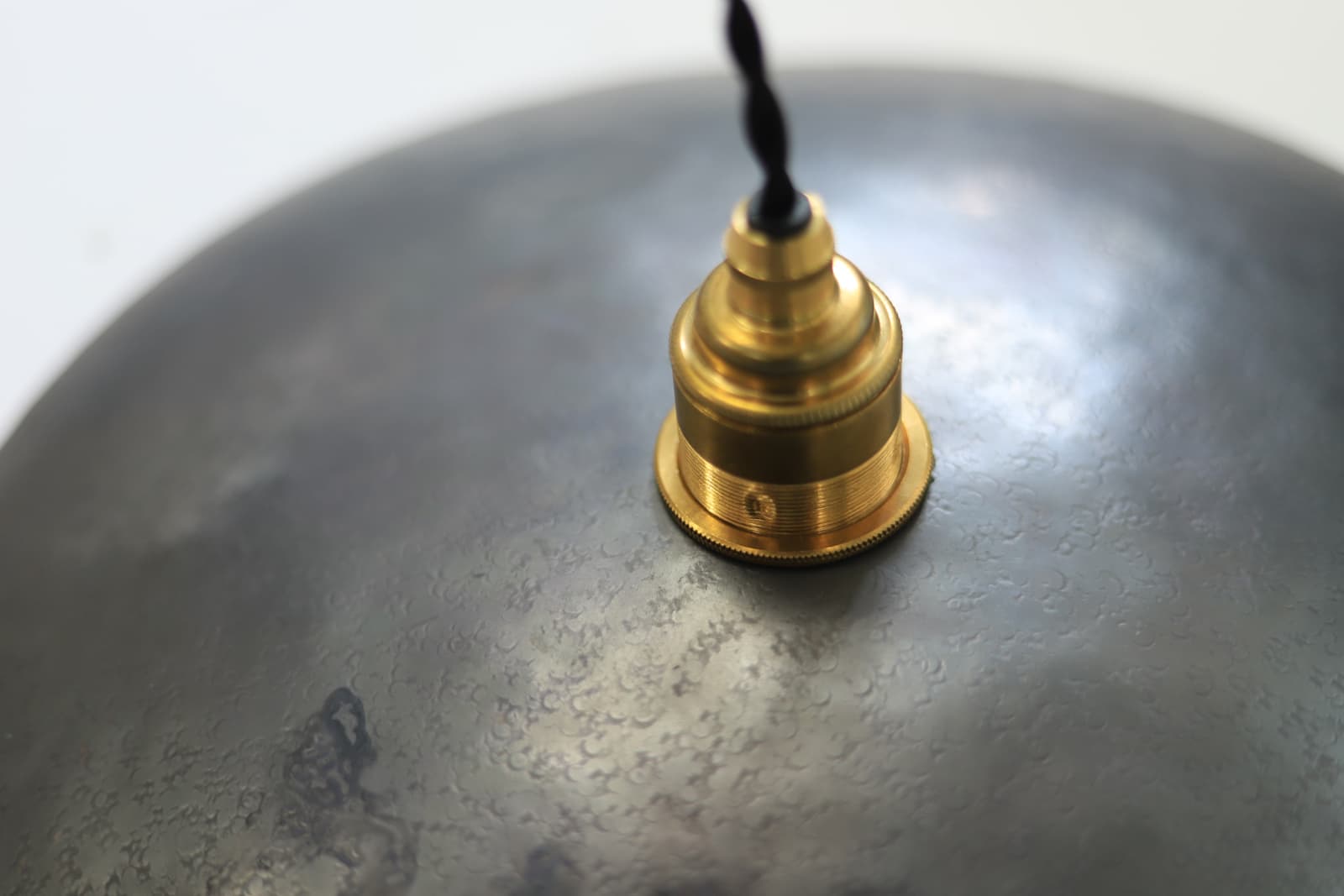 鎚目模様のシェードランプ E26 お皿型 黒染め | LT-PD010-08-G148