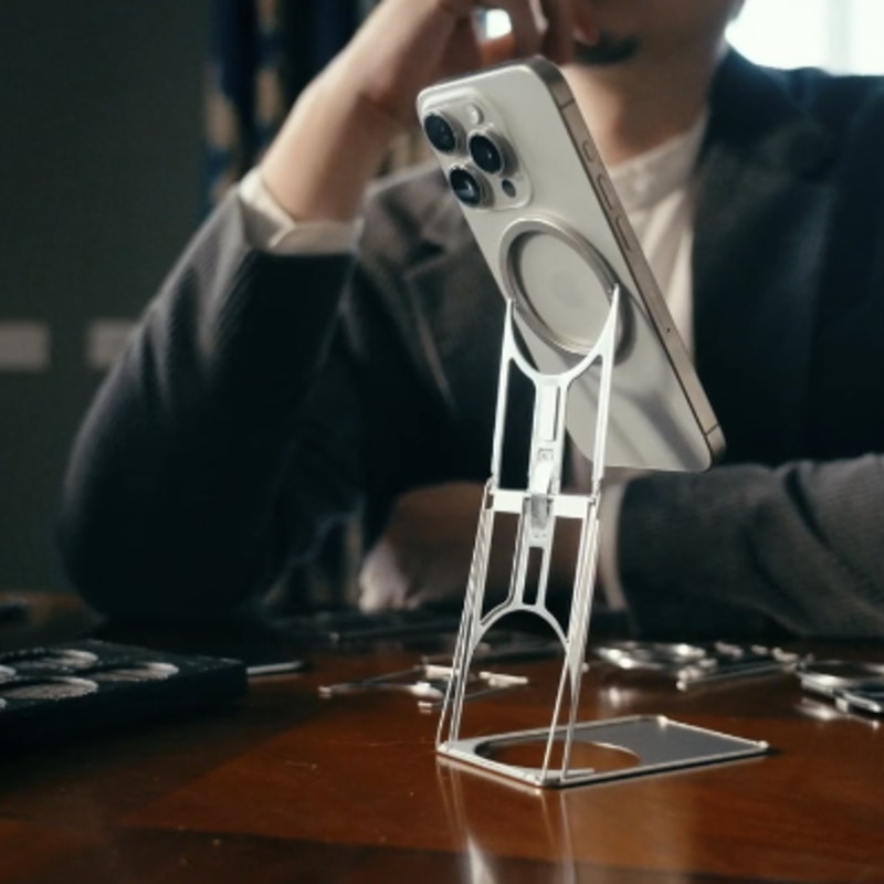 Majextand S｜MagSafe対応、360度自由に角度調整できるスマホスタンド