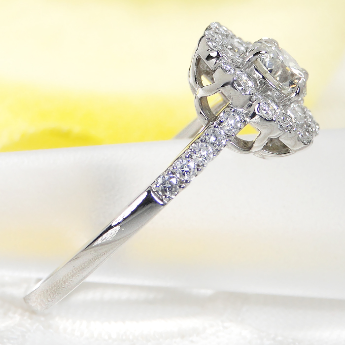 楽天市場】Pt900/K18YG【0.80ctUP】フラワー ダイヤモンドリング【送料