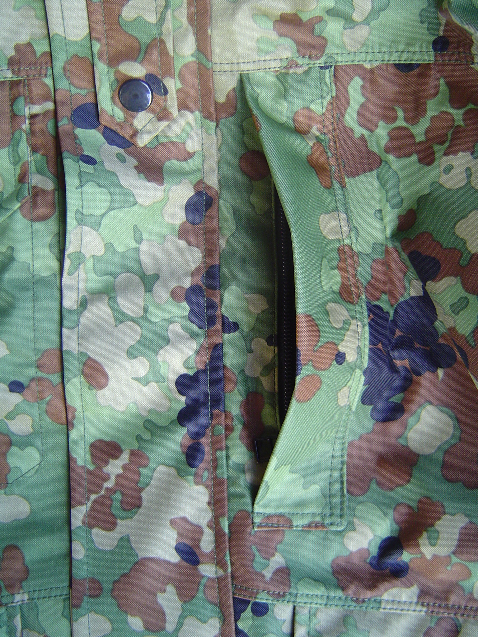 新型GORE-TEX（ゴアテックス）迷彩雨衣 ミリタリーグッズ、自衛隊