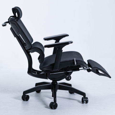 人間工学に基づいて作られた、姿勢を保つ超集中ワークチェア「GrowSpica」