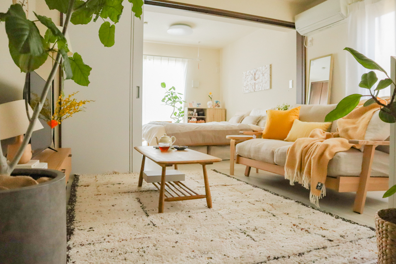 わたしの愛用品-もう床の硬さに悩まないBIANCA LINE-DOTラグで床生活が