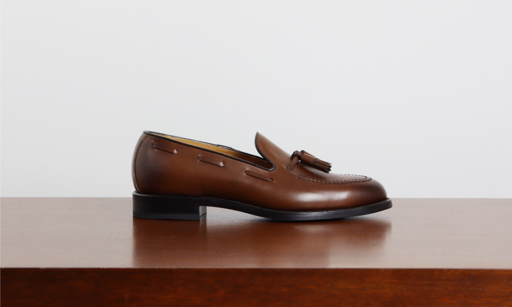 ほどよいカジュアルダウンが心地よい、タッセルローファー | 株式会社