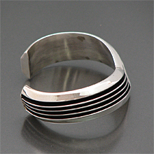 ナバホ族 Tom Hawk/トム・ホーク V字型 バングル 【送料無料】