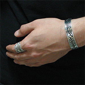 ナバホ族 Steven J. Begay オーバーレイ バングル 【送料無料】