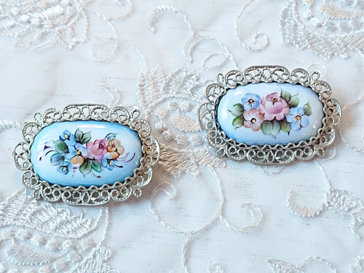 ロシアの伝統的エナメル工芸 フィニフティ・ブローチ＜水色地に花柄
