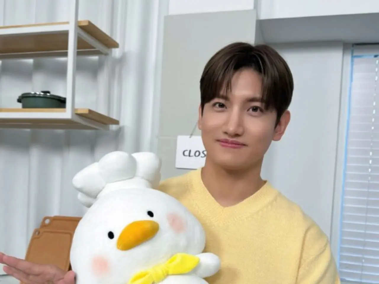 東方神起」チャンミン、イエローのニットが春らしい…「ドクパプチブ