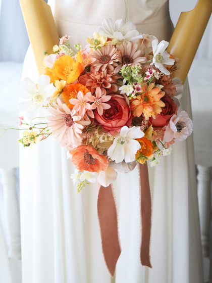 完成品ブーケ】テラコッタカラーのバラと白いコスモスのクラッチブーケ