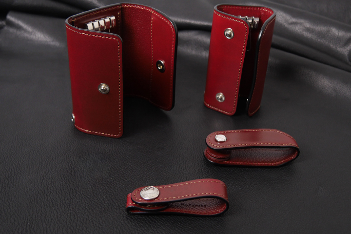 The story of saddle pull-up in burgundy.※こちらは海外のお客様向け