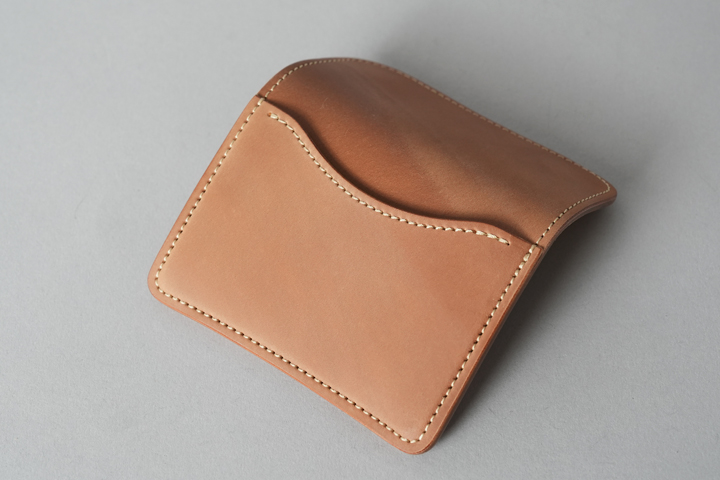 ありのままの革を育てる体験を シェルコードバン/ナチュラルアング