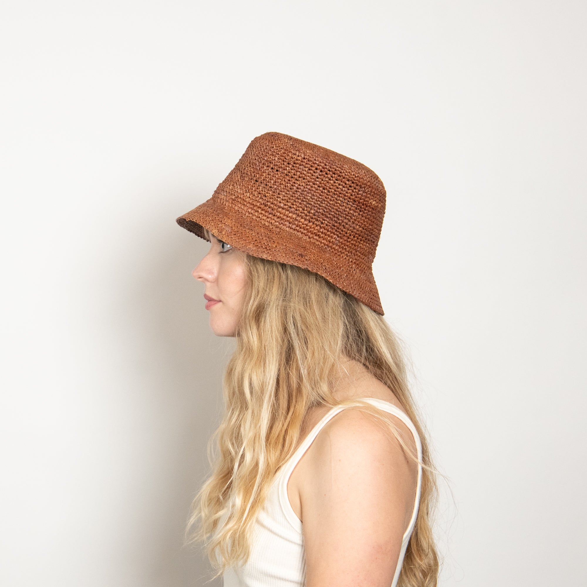 Aden Raffia Bucket Hat in Chocolate