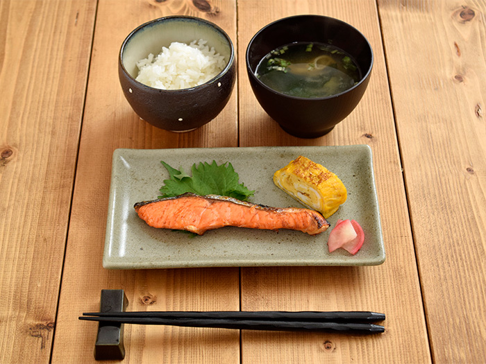 刺身皿、焼き魚、焼き鳥、天ぷらなどの揚げ物皿、盛り皿など多用途に