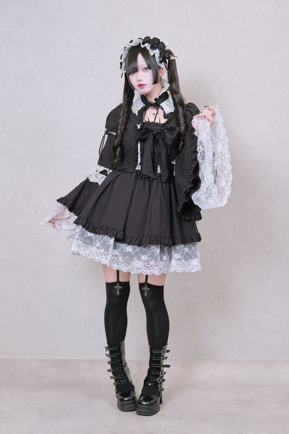 チョーカー・バッスルリボン付きヴィクトリアン調ワンピース：黒×白