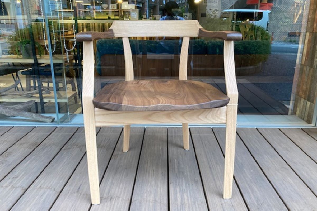飛騨高山の職人がつくる、自然の風合いが美しい曲木のダイニングチェア