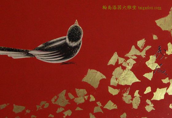 漆額・萩に小鳥蒔絵は、鮮やかな朱塗りに、愛らしい小鳥と色漆の萩を