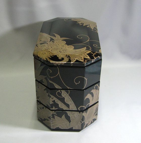 八角三段重・銀花紋蒔絵 1,078,000円（税込） | 輪島塗の塗師屋 輪島