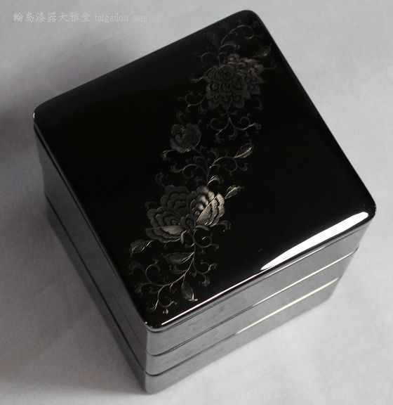 屠蘇器重箱揃い 黒・唐草沈黒 660,000円（税込） | 輪島塗の塗師屋