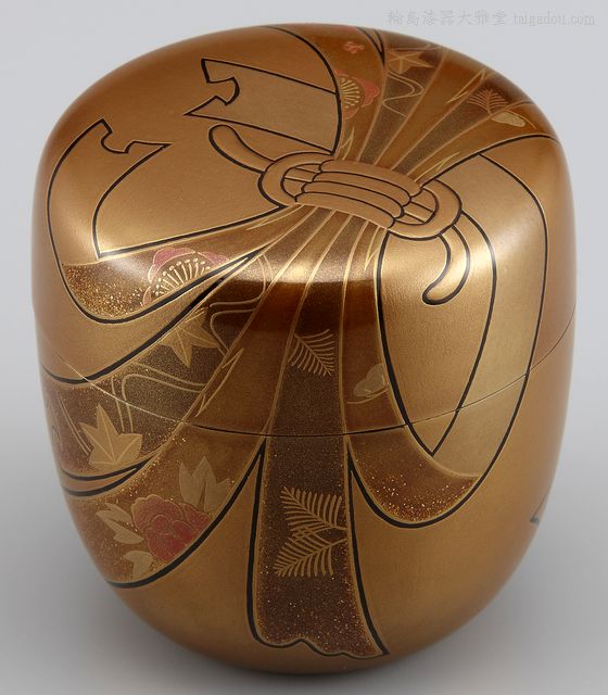 棗（なつめ）金地のし蒔絵は、豪華な金地にお目出度い熨斗蒔絵の棗