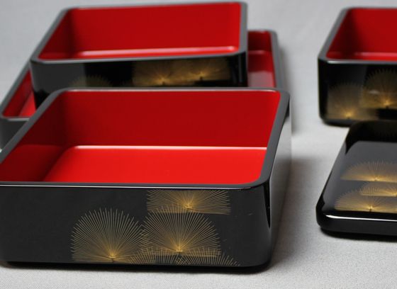 三段重箱 寿松沈金（平台付） 429,000円（税込） | 輪島塗の塗師屋