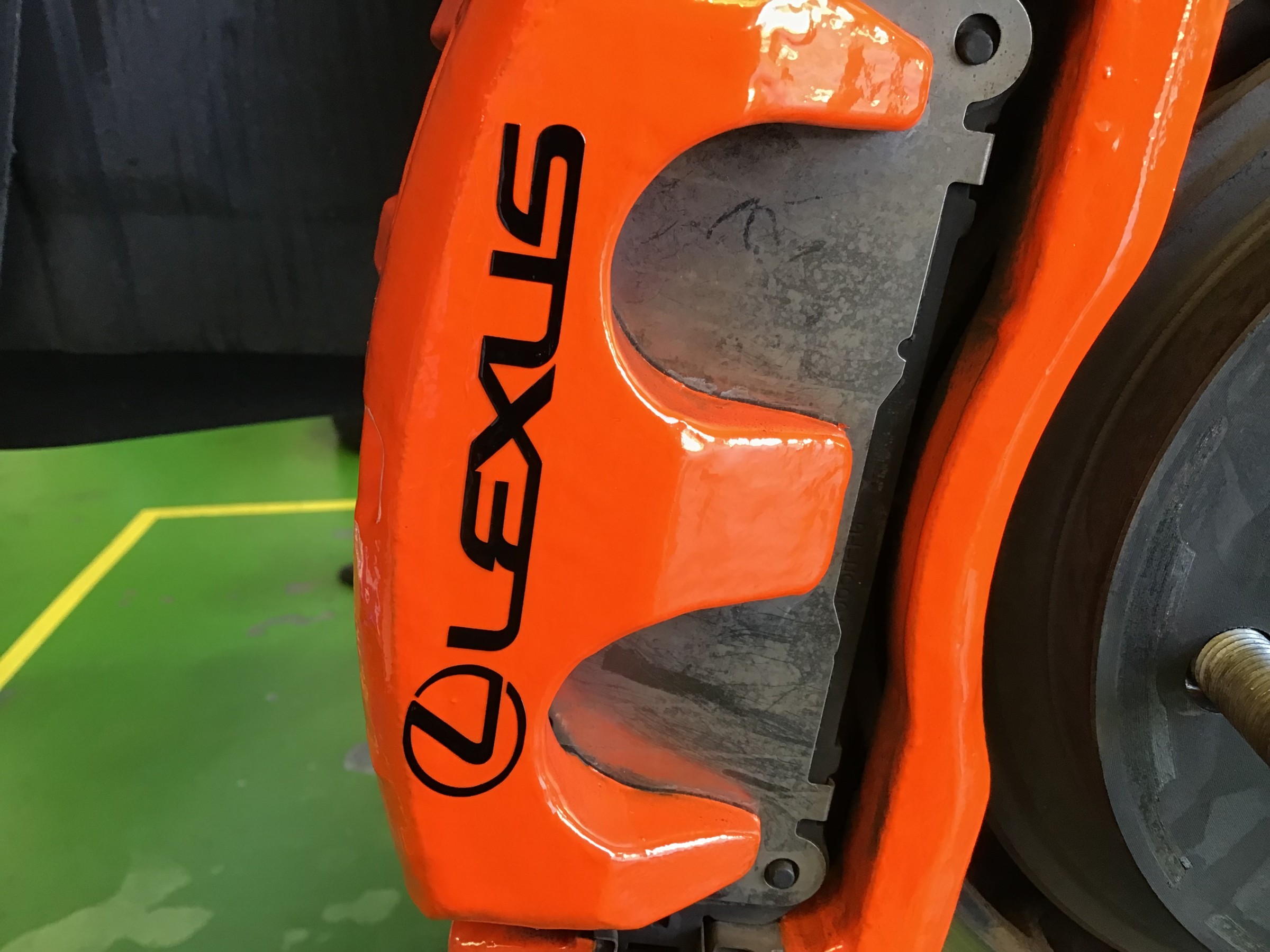 レクサス・NX】ブレーキキャリパー塗装 新色オレンジ登場♪♪ | 店舗お