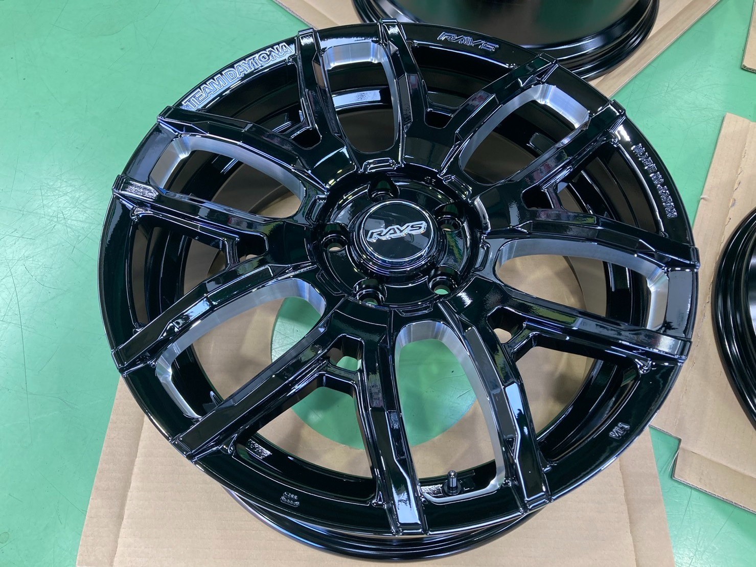 エクストレイルに大人気のRAYS デイトナF6drive ブラックマシニング