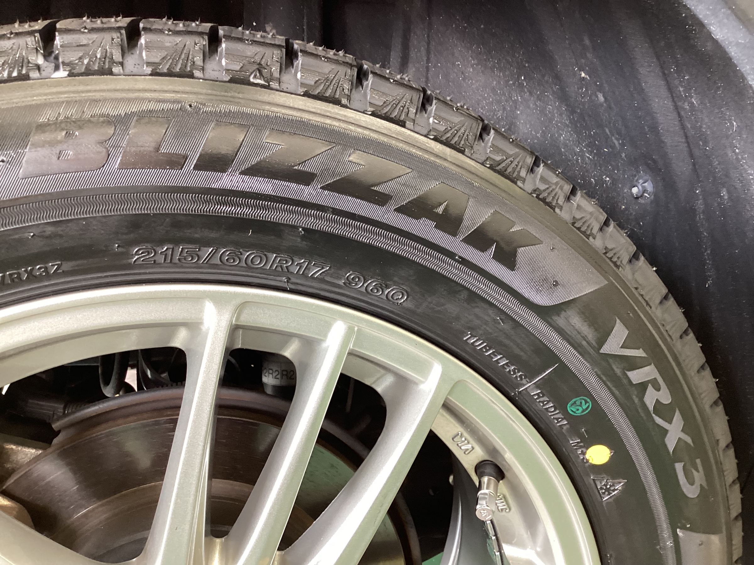 トヨタ・C−HR】スタッドレスタイヤホイールセット交換作業