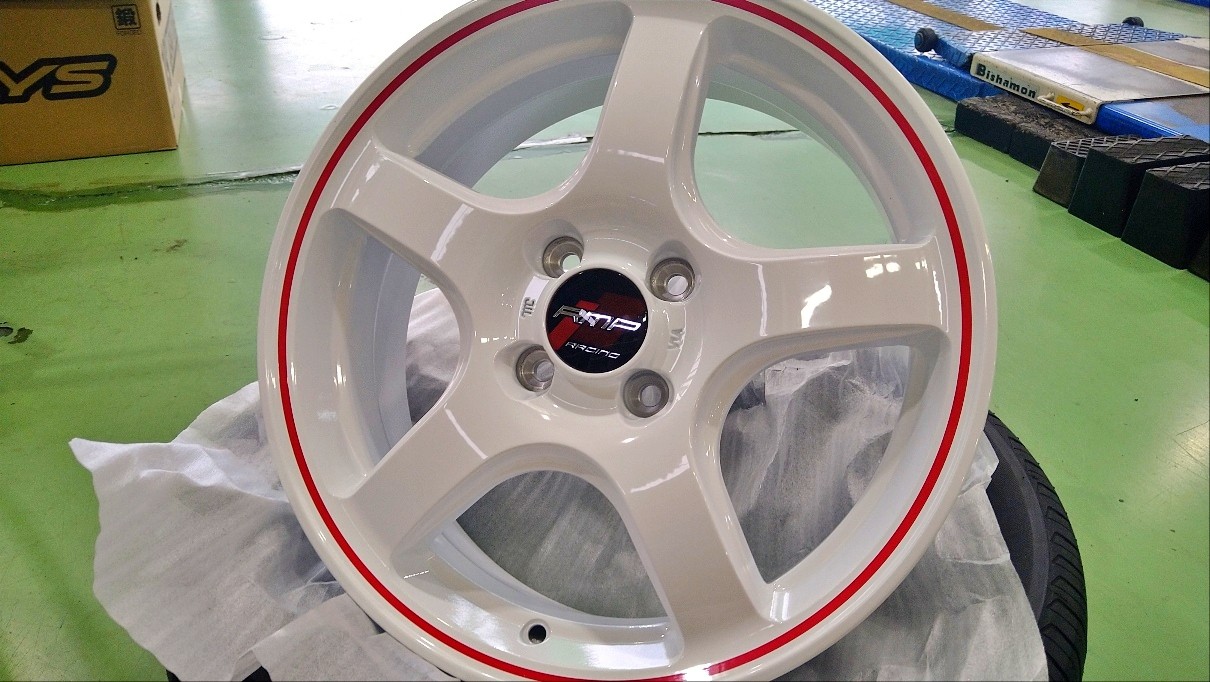 流行りの「白ホイ」！MID RMP R50ホワイトカラーで、スポーティ感抜群