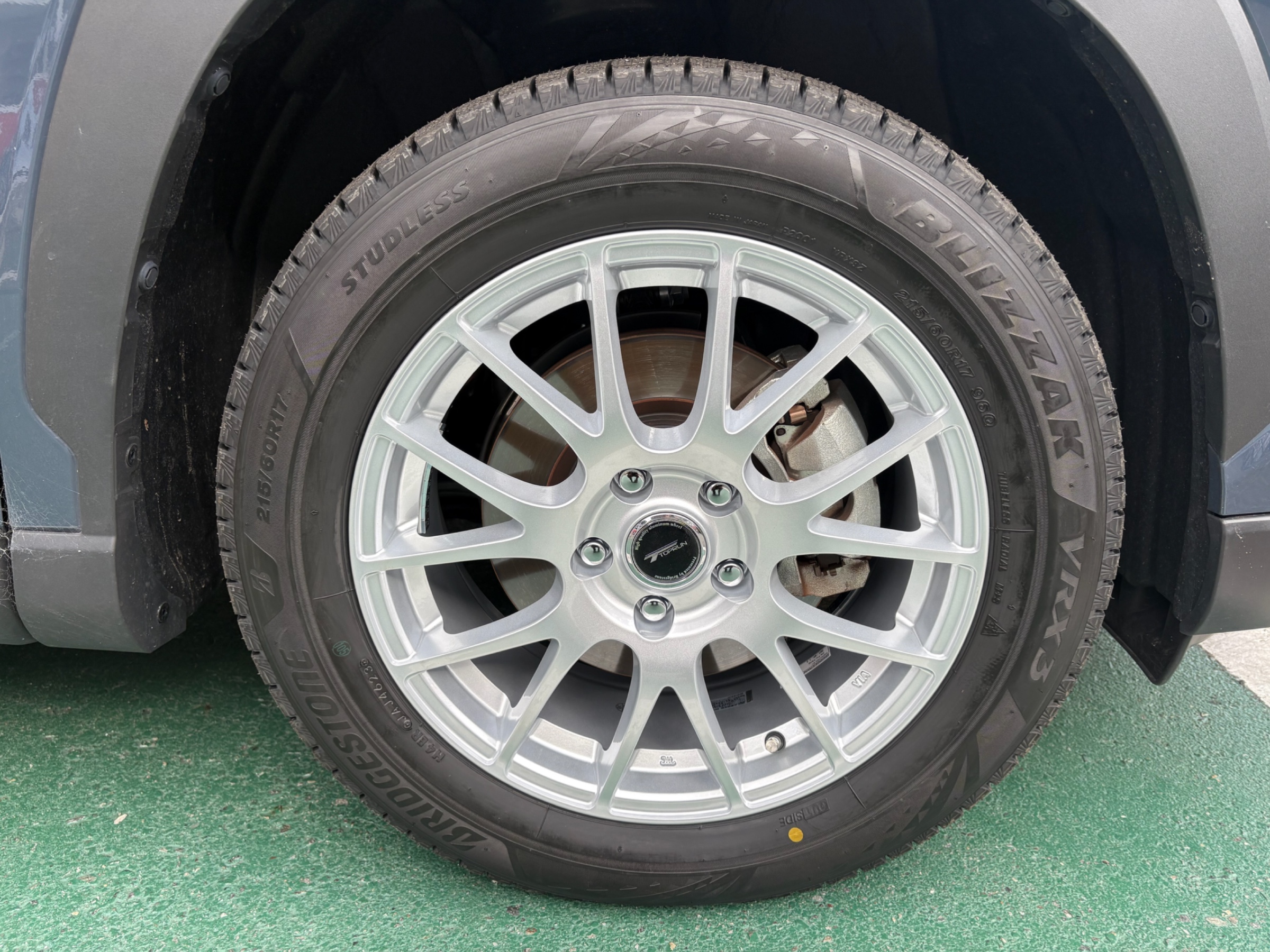 カローラクロス スタッドレスタイヤ・ホイールセット取付！ | 店舗お