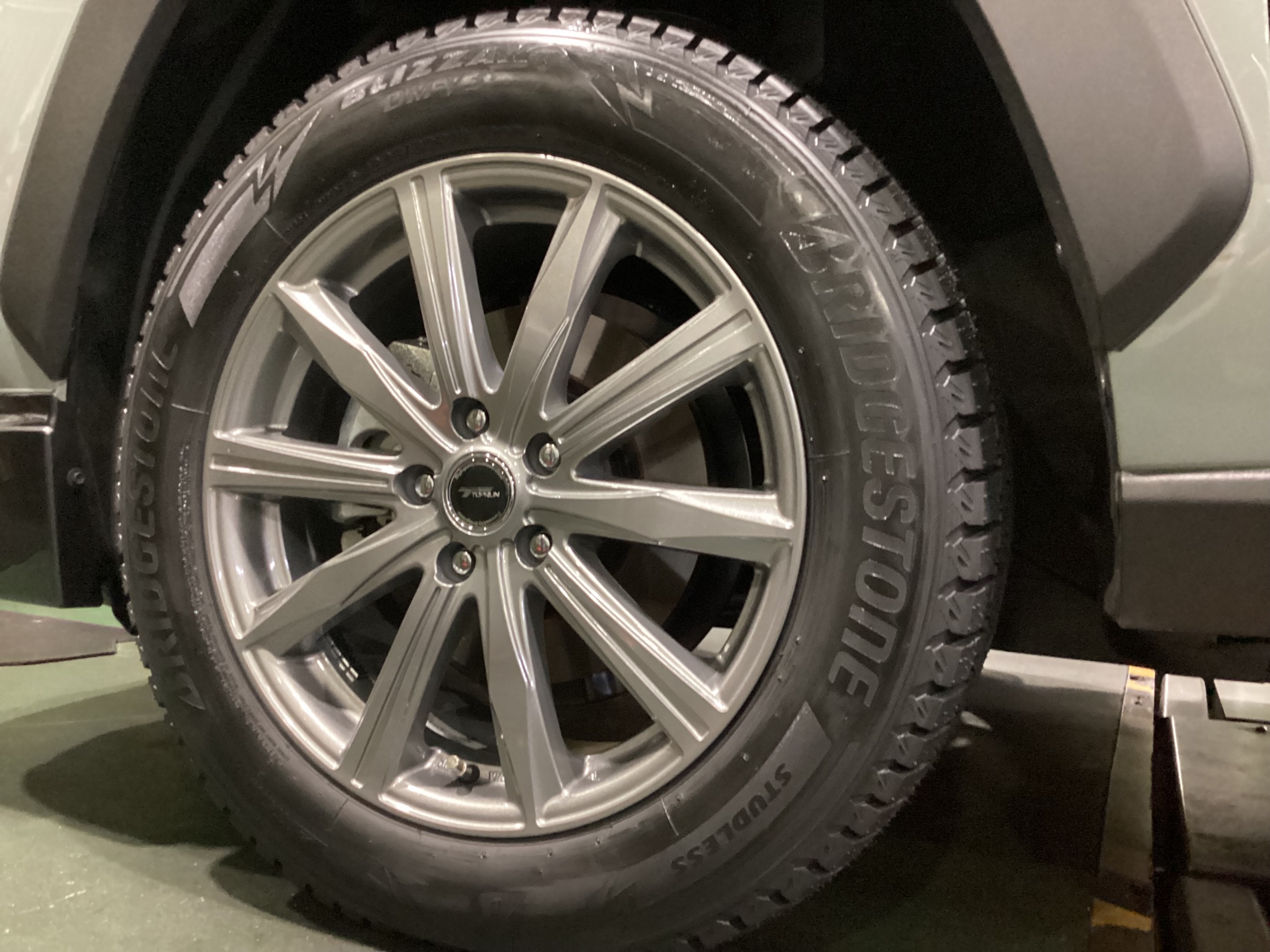 作業事例】「トヨタ・RAV4」スタッドレスタイヤホイールセット装着作業