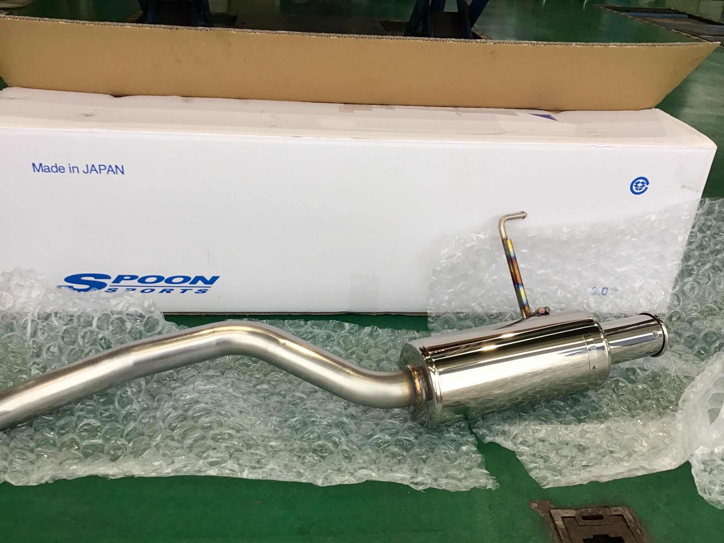 HONDA乗り憧れの一品。SPOON製テールサイレンサーをフィットRSに装着