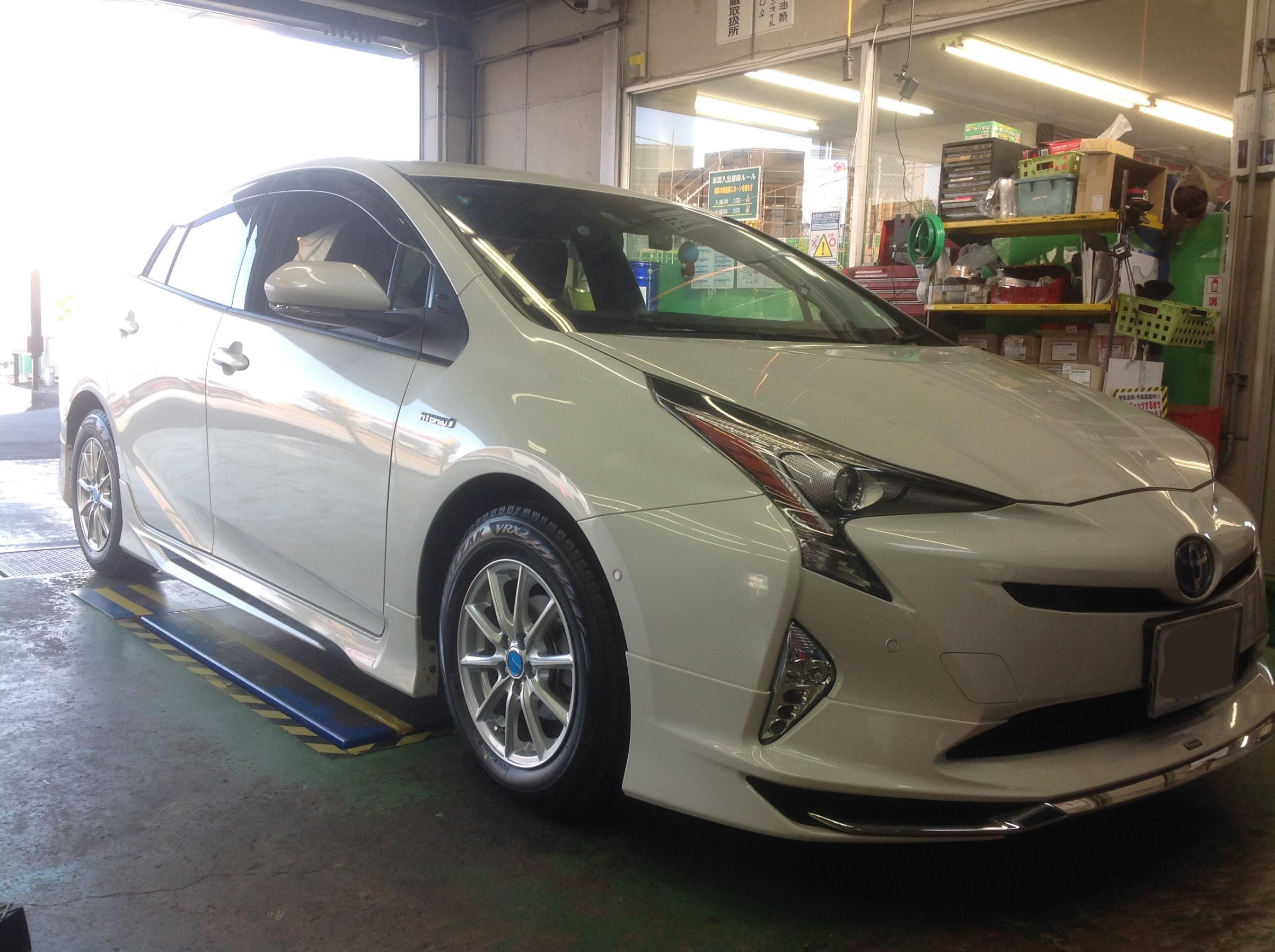 トヨタ・50系プリウス】スタッドレス・ホイールセット装着！ | 店舗お