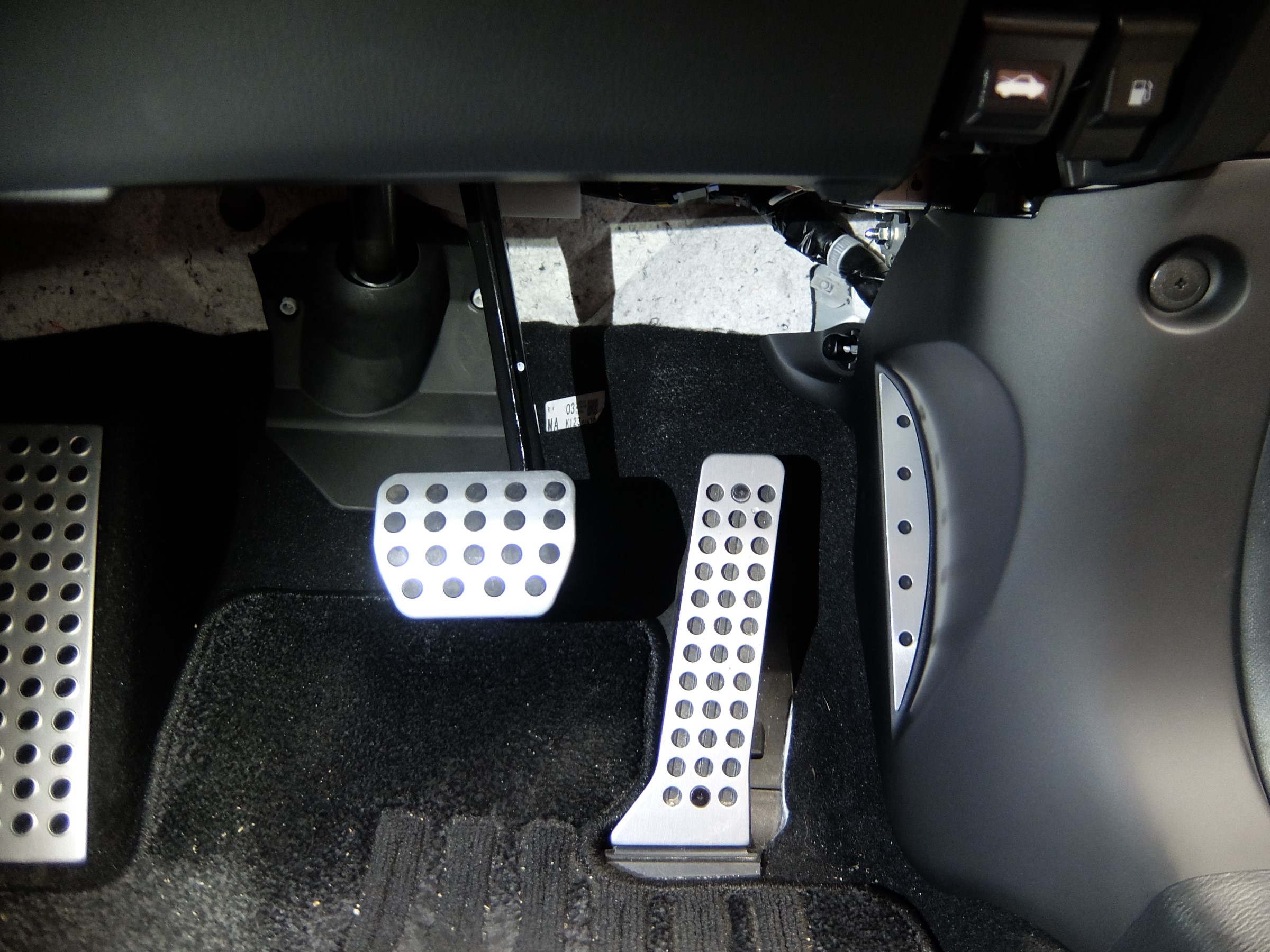 マツダ・CX－5・KF】アクセルペダル用右足フットレストの取付け