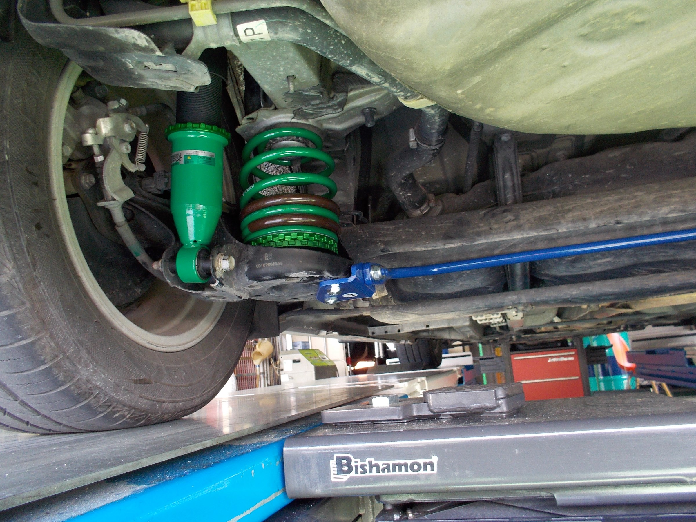 プリウスにテインの車高調 | 店舗おススメ情報 | タイヤ館 湯村（山梨県）