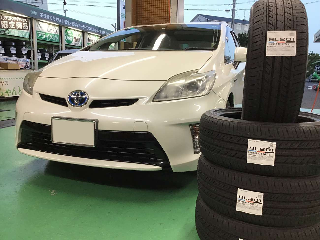 トヨタ「プリウス」30系 タイヤ交換 215/45R17 | 店舗おススメ情報