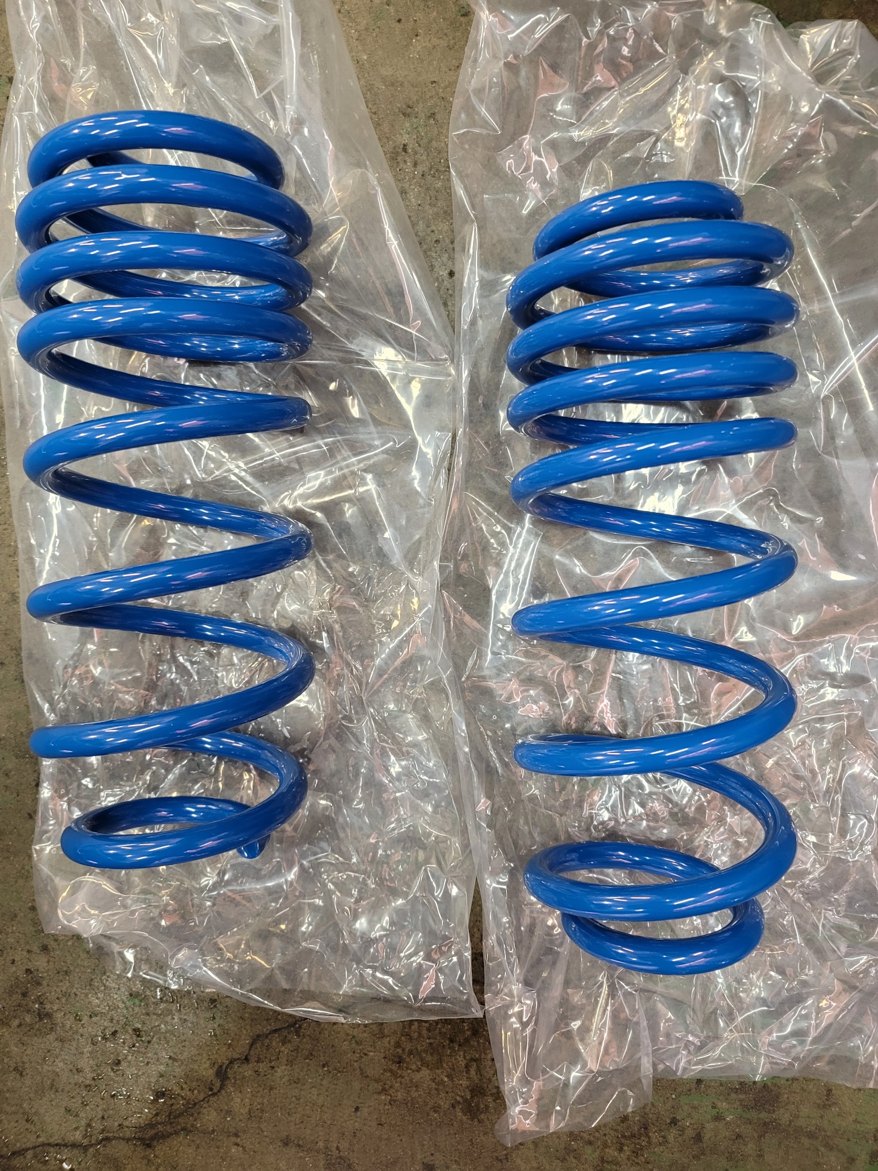 カローラフィールダーのリアバネ交換です。 | 店舗おススメ情報