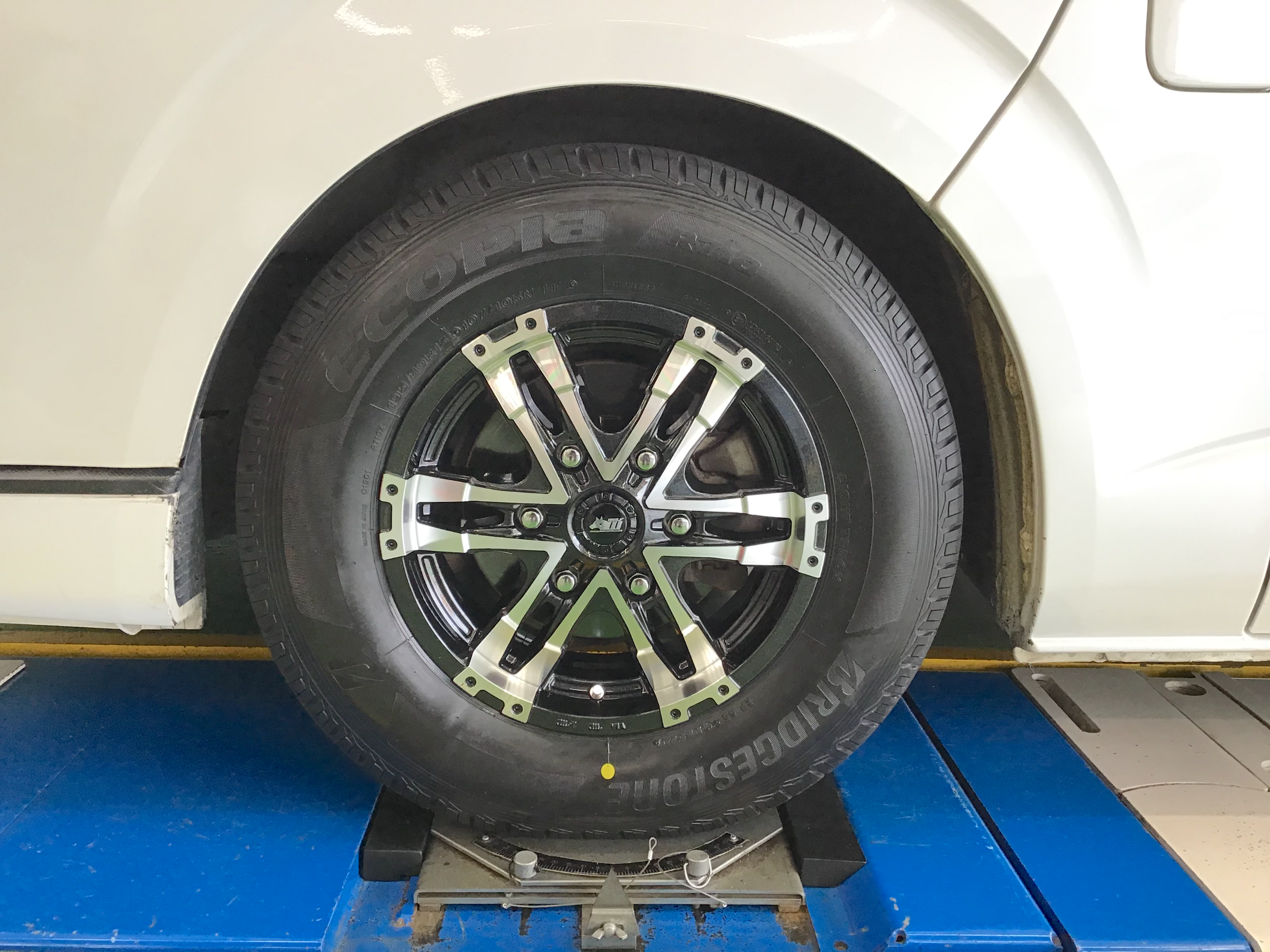 トヨタ：ハイエース 純正鉄ホイールの腐食から追加でホイールも交換