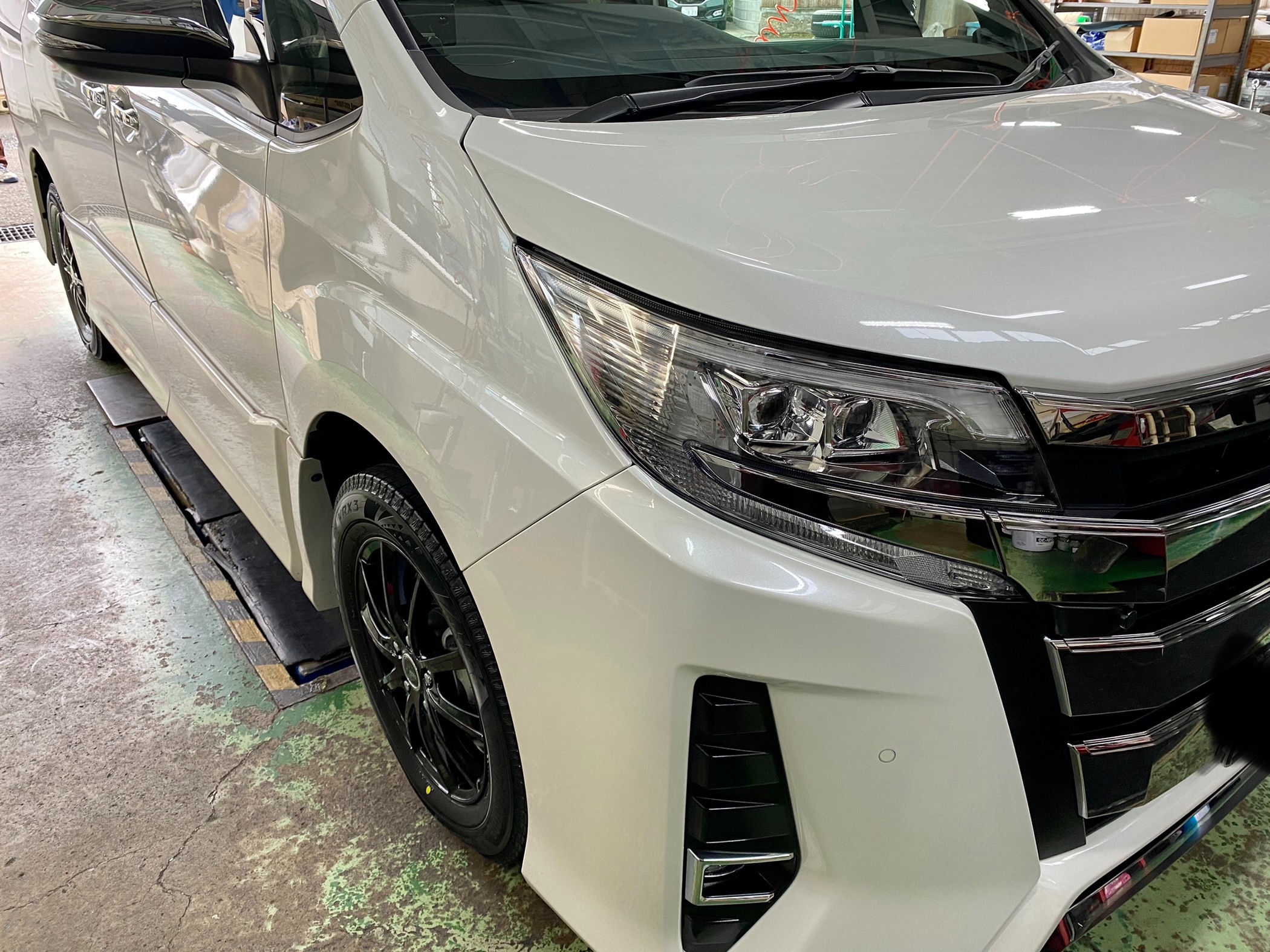 トヨタ ノア スタッドレスタイヤ 16インチアルミセット取付 | 店舗お