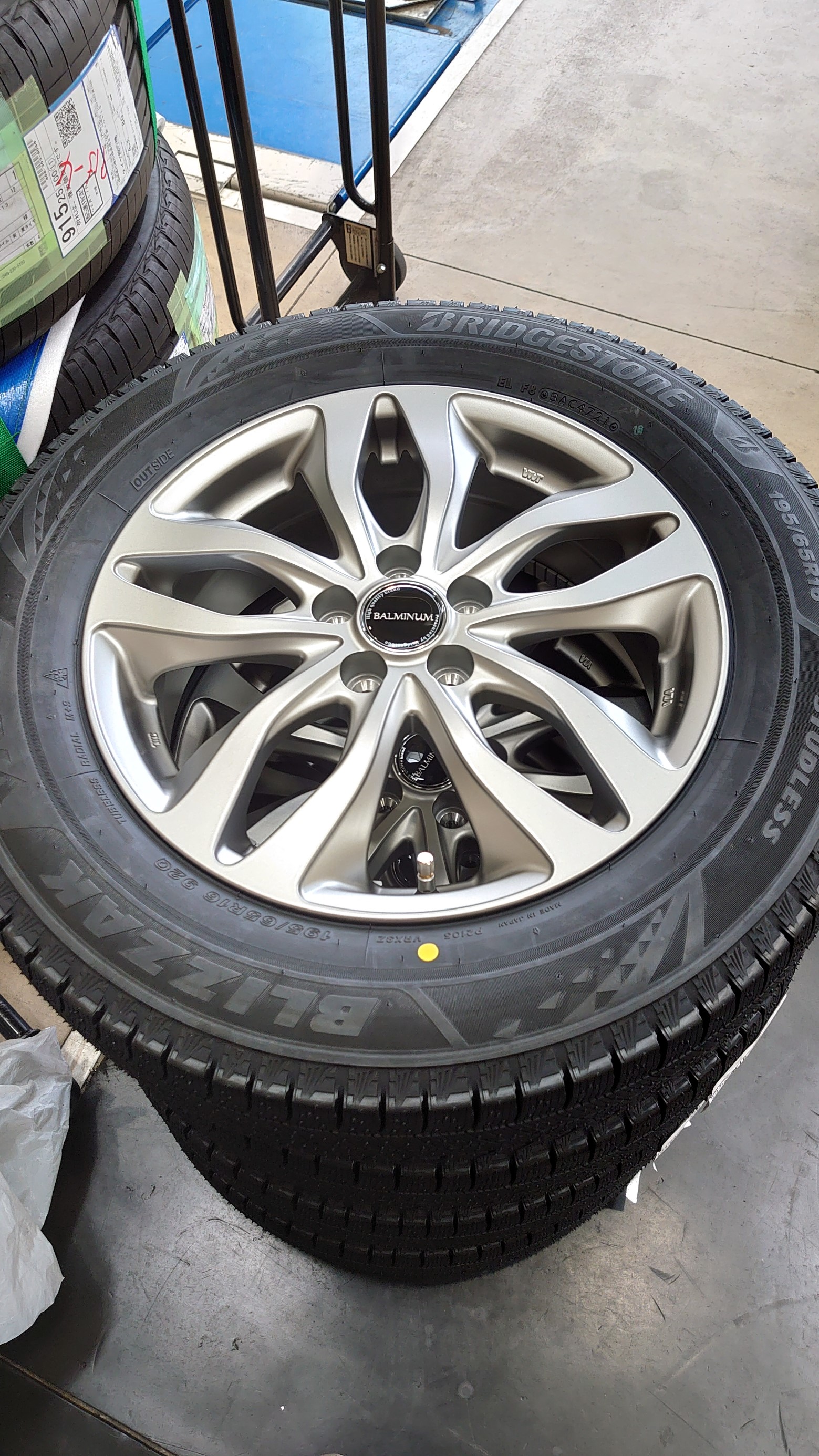 トヨタ ライズハイブリッド スタッドレスタイヤホイール取り付け 195