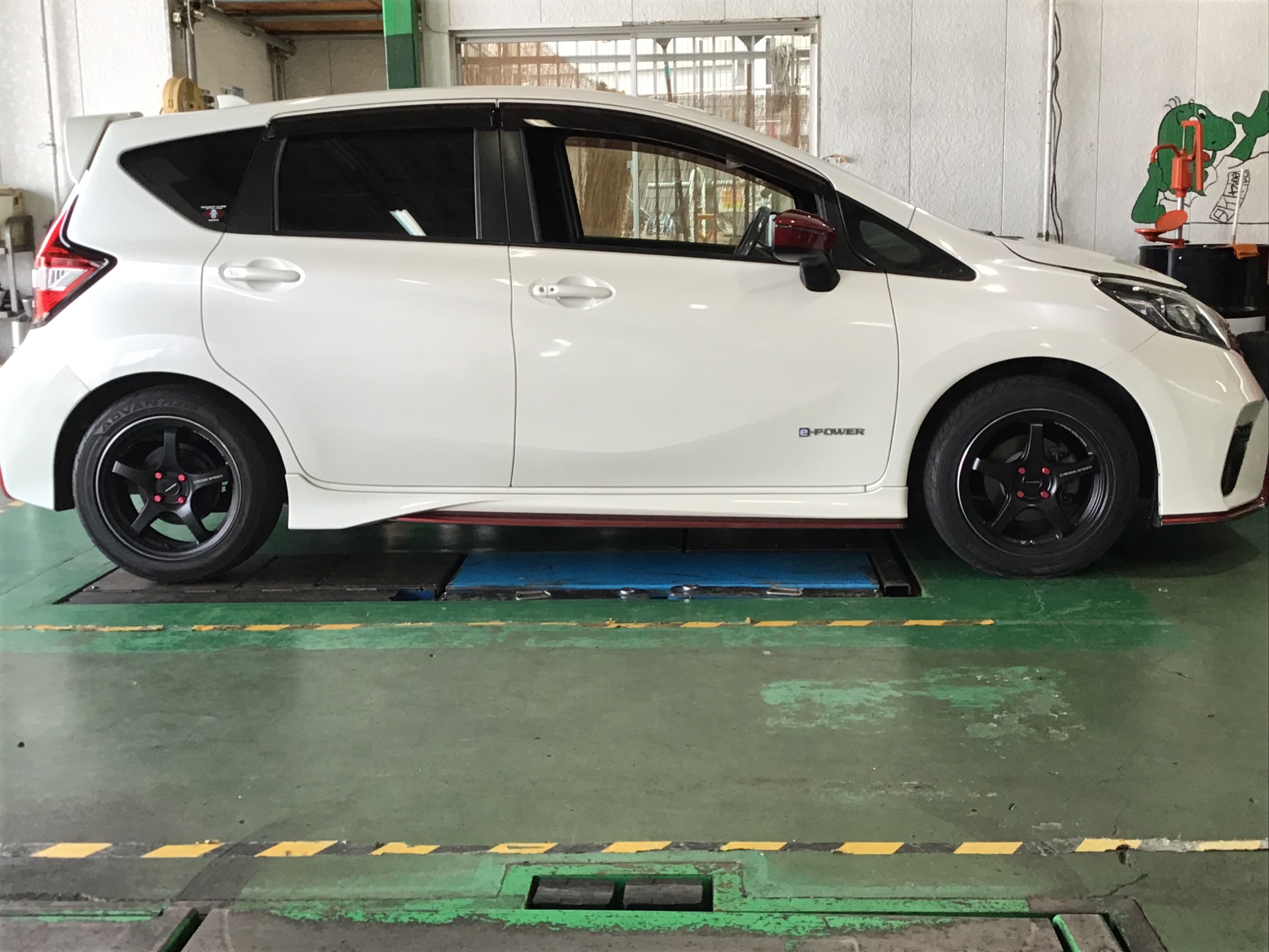 ノートニスモ E12 車高調取り付け | 店舗おススメ情報 | タイヤ館