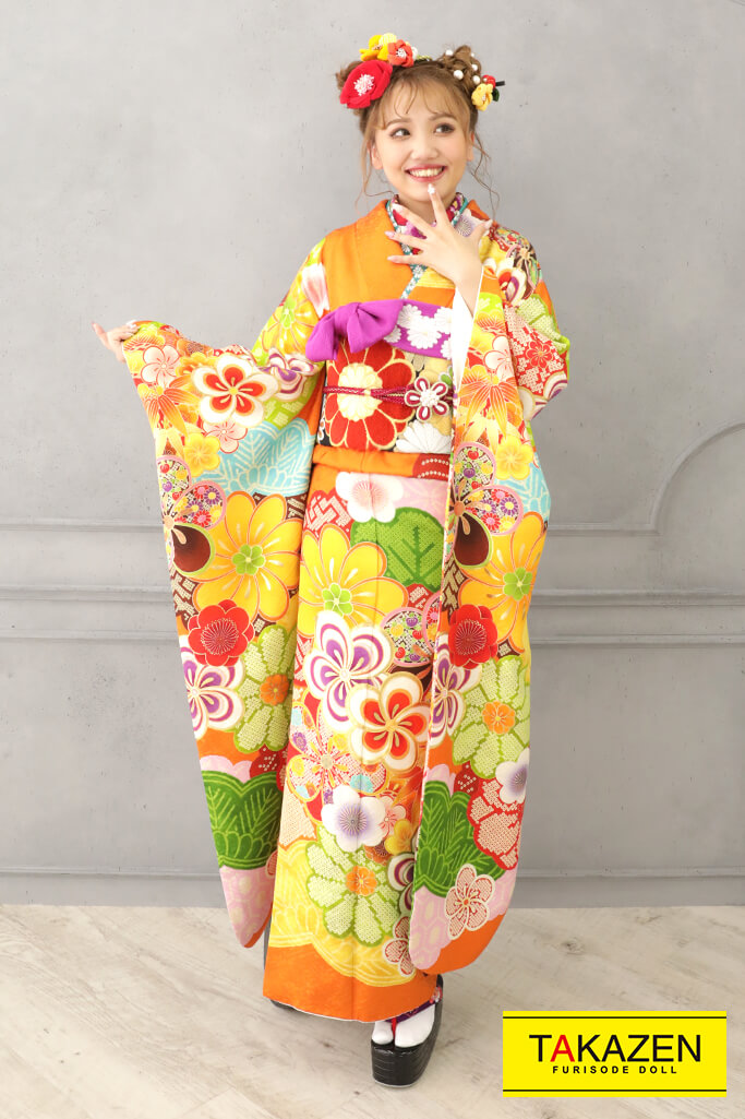 オレンジ色の振袖｜成⼈式の振袖レンタルならTAKAZEN、世界⼀かわいい