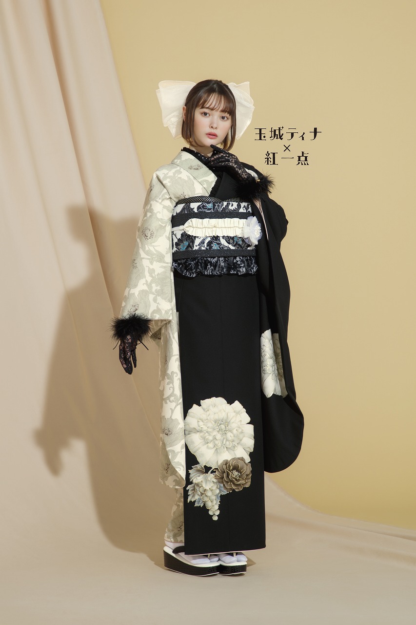 玉城ティナ×紅一点ブランド振袖 ベージュ/赤 乱菊/大柄 かっこいい 人