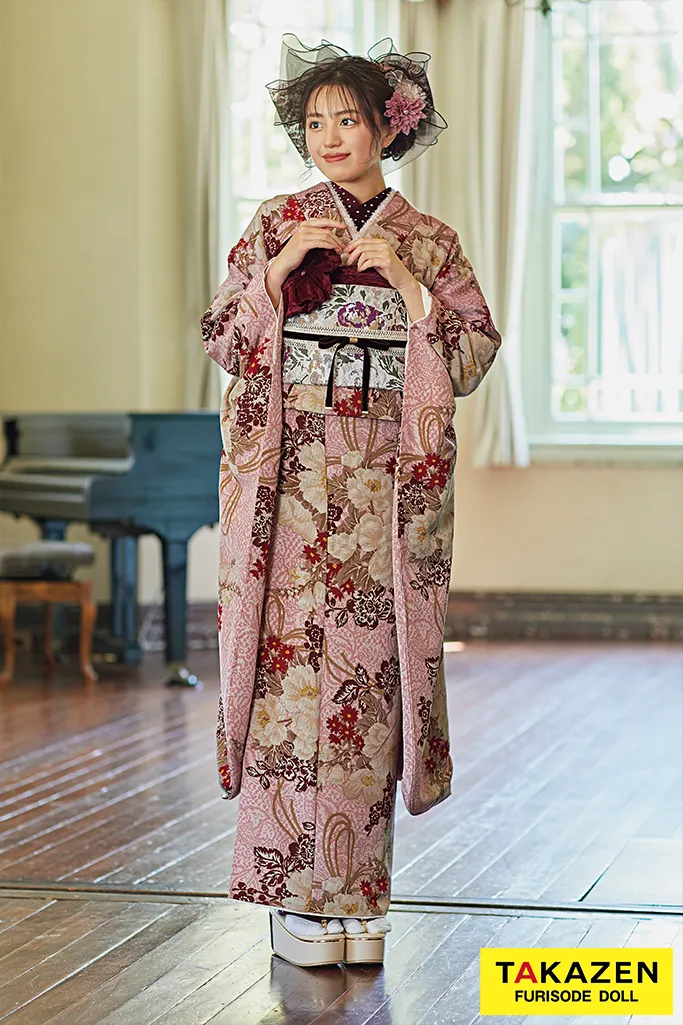 ピンクベージュの振袖｜成⼈式の振袖レンタルならTAKAZEN、世界