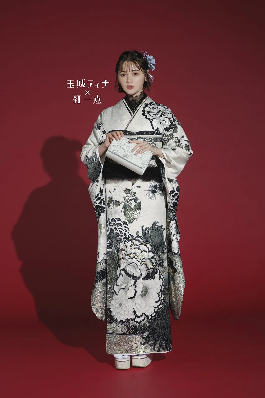玉城ティナ×紅一点ブランド振袖 白/黒 牡丹柄/流水模様 大人っぽい