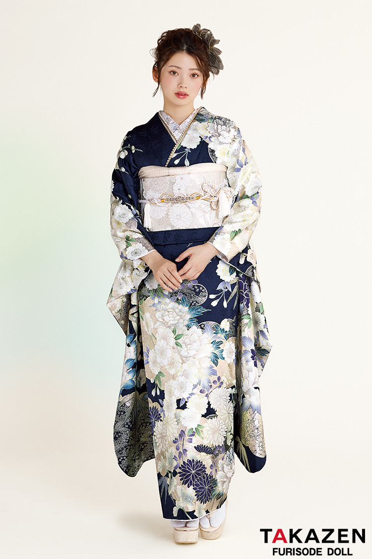紺色の振袖｜成⼈式の振袖レンタルならTAKAZEN、世界⼀かわいいハタチ