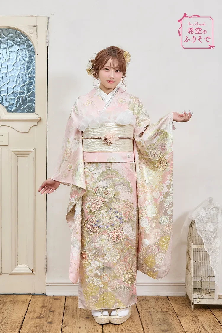 ピンク色の振袖｜成⼈式の振袖レンタルならTAKAZEN、世界⼀かわいい