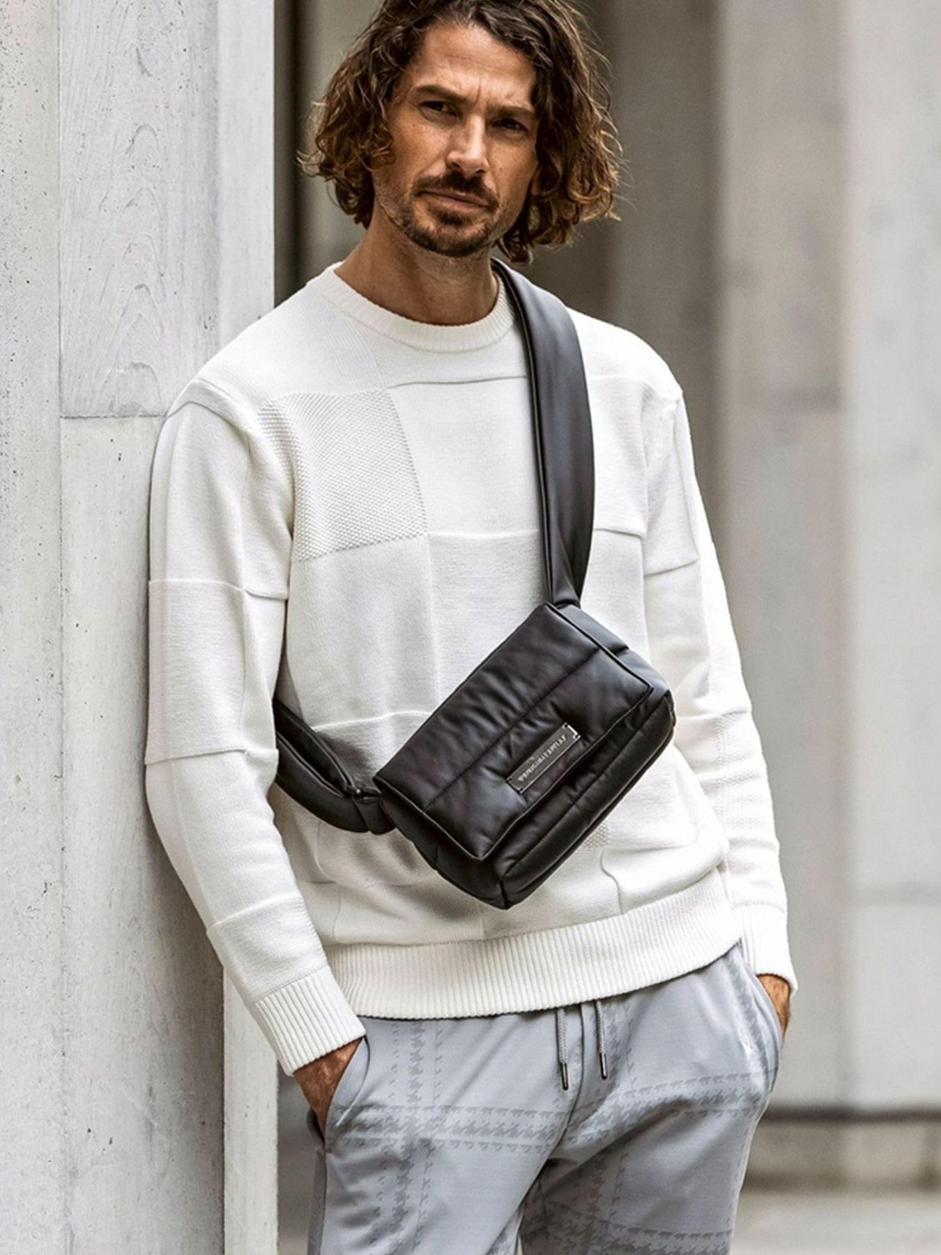 1PIU1UGUALE3 RELAX - シルバーロゴプレートパデッドミニショルダー