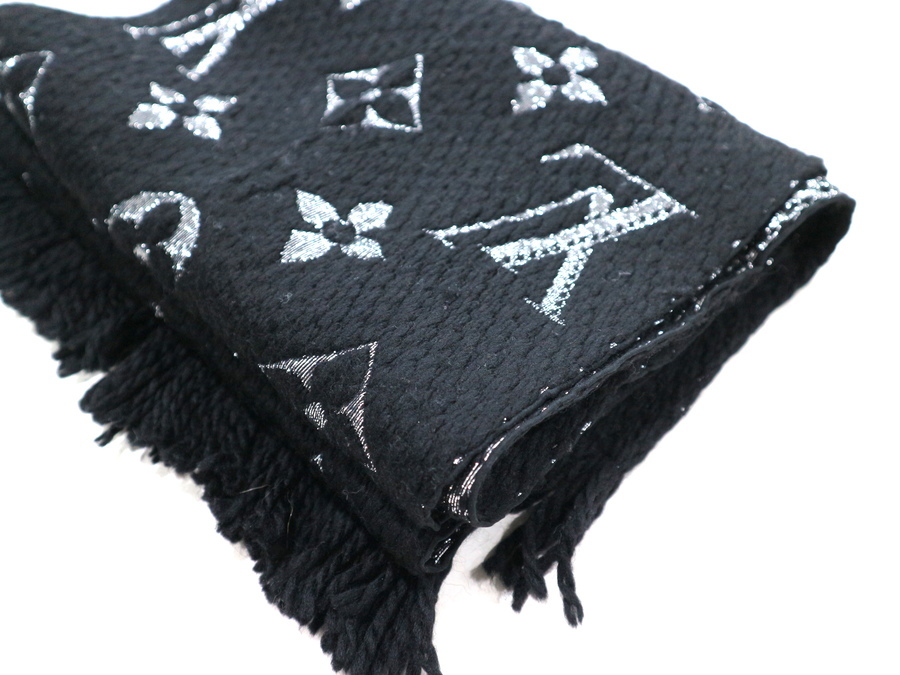 LOUIS VUITTON（ルイヴィトン）マフラー「エシャルプ・ロゴマニア